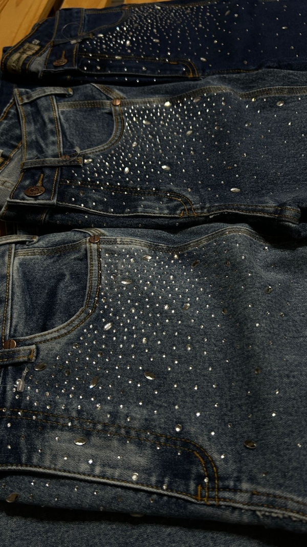 CALÇA JEANS FEMININA COM PEDRARIAS - Imagem 2