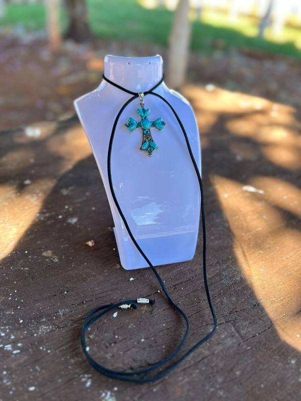 GRAVATINHA CRUCIFIXO TURQUESA