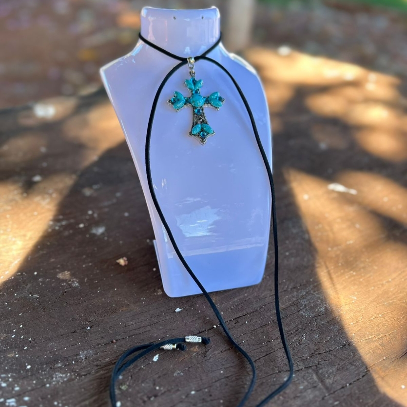 GRAVATINHA CRUCIFIXO TURQUESA