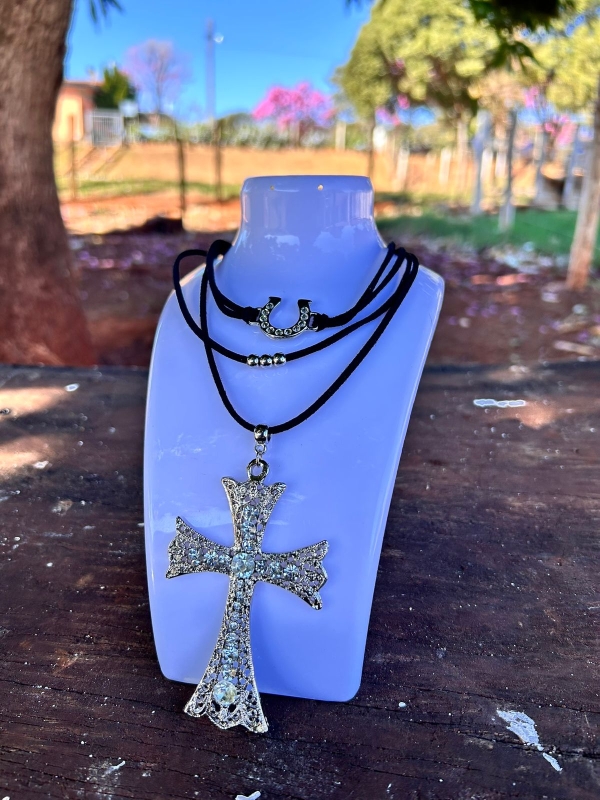 CHOCKER TRIPLA CRUCIFIXO