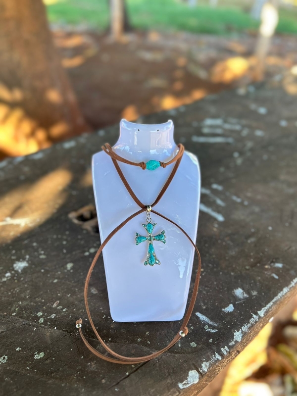 GRAVATINHA CHOCHER CRUCIFIXO