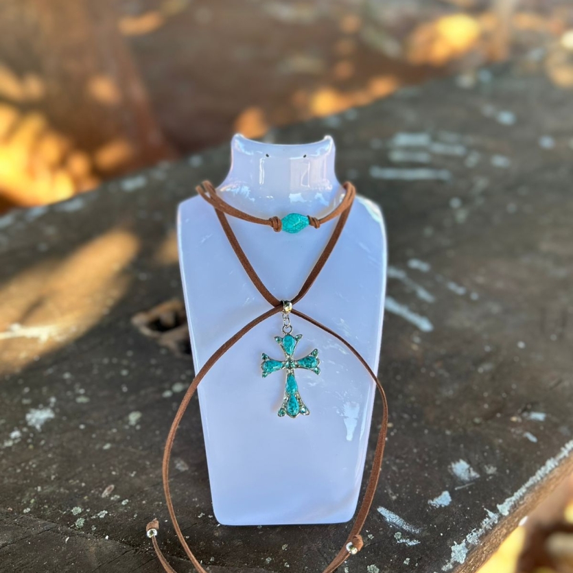 GRAVATINHA CHOCHER CRUCIFIXO